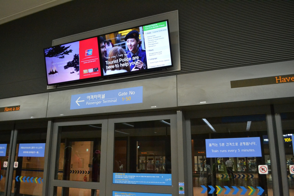 Porte d'arrivée à l'aéroport en Corée du Sud (source Pixabay).