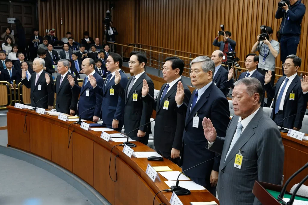 Plusieurs chefs d'entreprises les plus puissantes de Corée, dont Lee Jae-yong de Samsung au milieu, lors d'une audition parlementaire à Sélou en décembre 2016 dans le cadre d'une enquête sur de la corruption (©Jeon Heon-kyun pour The New York Times).