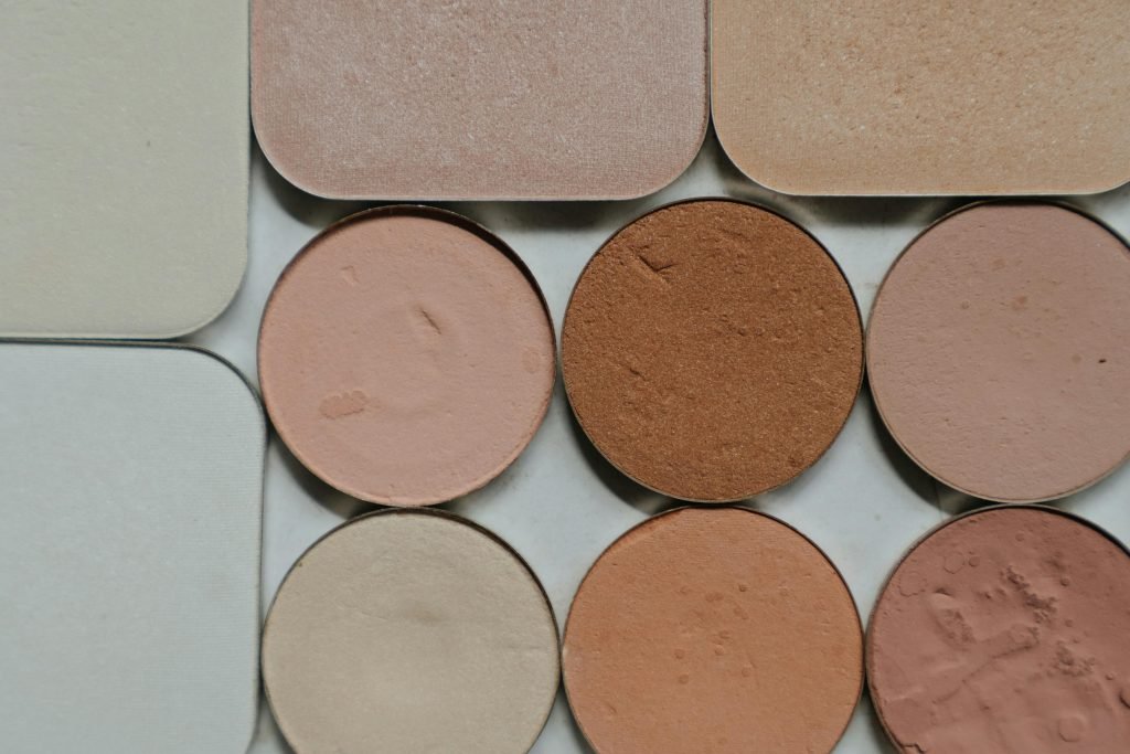 Plusieurs fards à paupières en poudre de coloris brun, taupe et beige. 