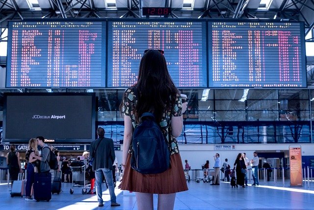 Une jeune femme à l'aéroport (©Jan Vašek).