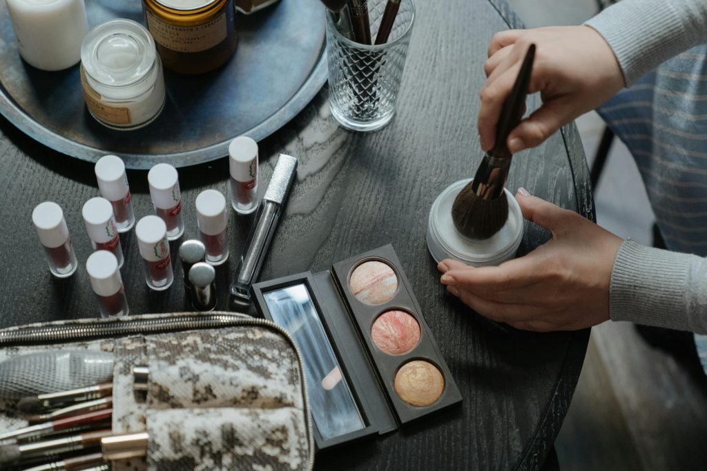 Plusieurs produits de beauté et pinceaux pour réaliser un maquillage coréen. 