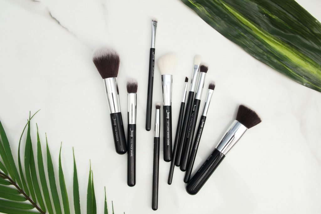 Une sélection de pinceaux permettant de réaliser un maquillage coréen. 