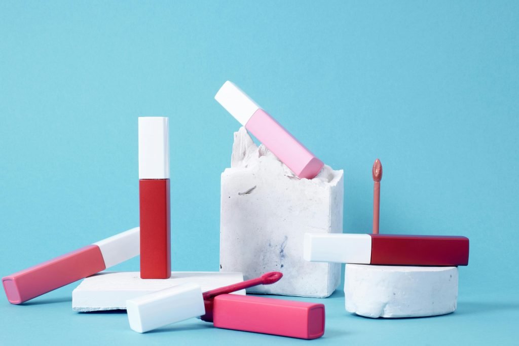 Des encres à lèvres de couleur rose et rouge utilisées dans le maquillage coréen. 