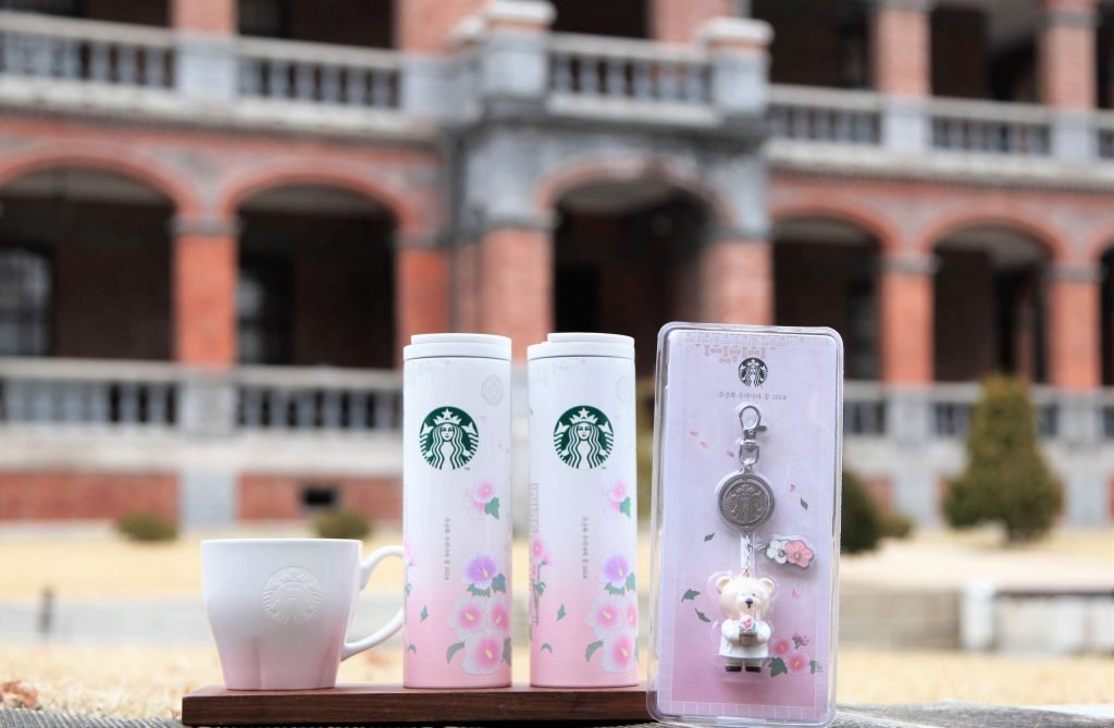Starbucks propose des produits commémoratifs pour la fête du Mouvement d'indépendance du 1er mars (©Starbucks).