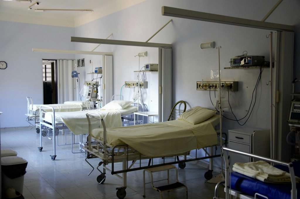 Lits vides dans un hôpital (Pixabay).