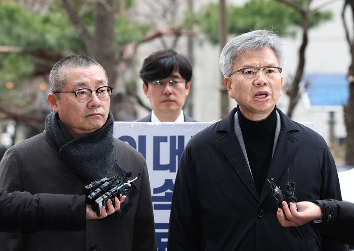 Park Myung-ha (à gauche), chef des affaires organisationnelles du KMA et Kim Taek-woo (à droite), chef du comité d'urgence du KMA (©Yonhap).
