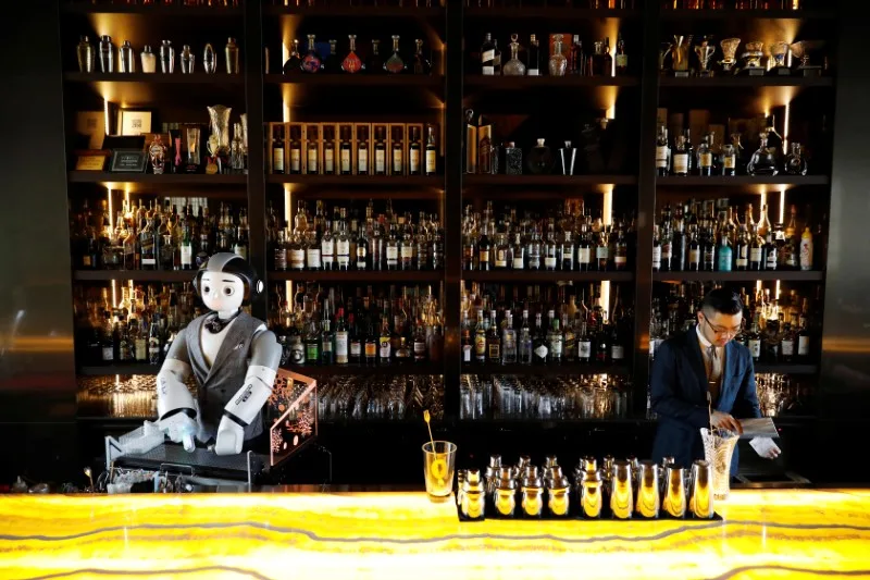 Premier robot barman de Séoul en 2020 (Reuters).