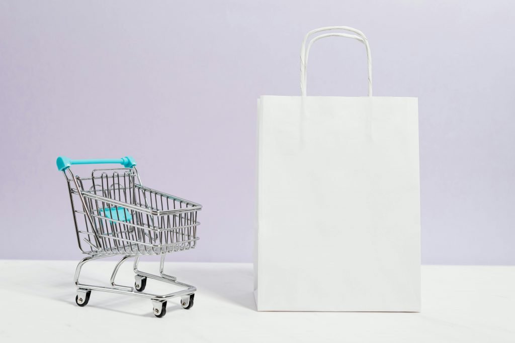 Un chariot miniature et un sac en papier.