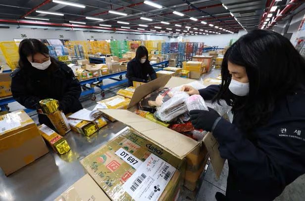 Douanes régionales d'Incheon effectuant des inspections pour les achats transfrontaliers, le 22 novembre 2023 (©The Chosun Daily).