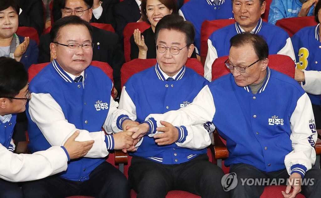 Lee Jae-myung et des membres du Parti démocrate au moment des premiers résultats des législatives 2024 (Yonhap.)