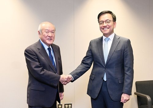 Ministres des Fincances, Shunichi Suzuki (à gauche) et Choi Sang-mok (à froite). Ministère de l'Économie et des Finances.