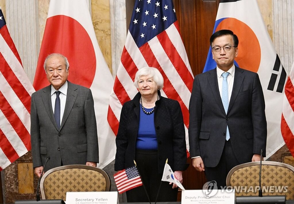 Shunichi Suzuki (à gauche), Janet Yellen (au centre), Choi Sang-mok (à droite). Yonhap.
