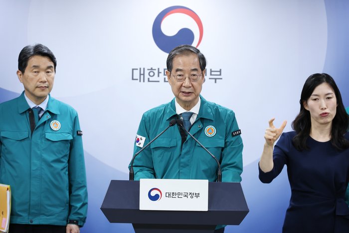 Premier ministre Han Duck-soo lors d'une réunion sur le quota d'étudiants en médecine, le 19 avril 2024 (Yonhap).