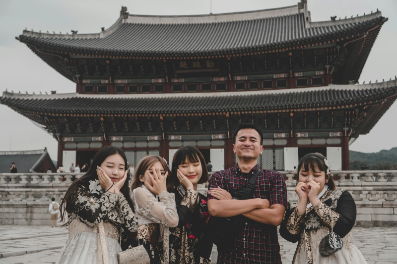 Photo de famille devant la porte d'entrée du palais de Séoul.