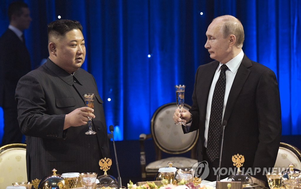 Kim Jong-un et Vladimir Poutine à un dîner officiel après le sommet bilatéral à Vladivostok, le 25 avril 2019 (©Yonhap).