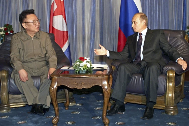 Le président russe Vladimir Poutine et le leader nord-coréen Kim Jong-il à Vladivostok, le 23 août 2002 (©KOHA).
