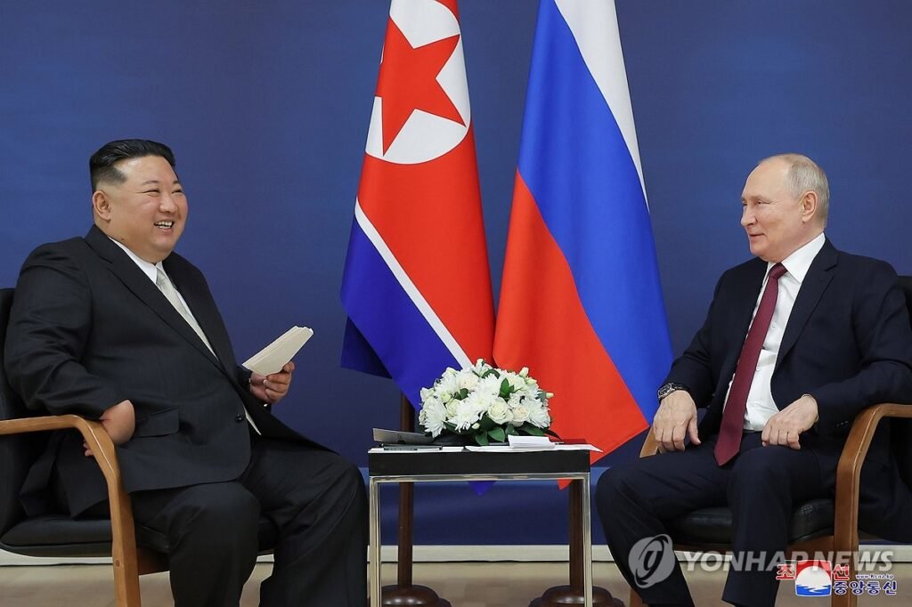 Vladimir Poutine et Kim Jong-un, le 13 septembre 2023, à Vostochny en Russie (©KCNA/Yonhap).