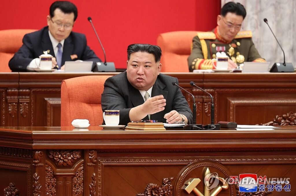 Kim Jong-un lors de la réunion plénière de fin d'année du Comité central du Parti du travail à Pyongyang, le 30 décembre 2023 (KCNA/Yonhap).