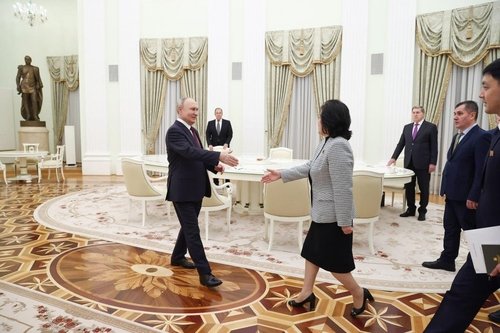 Vladimir Poutine accueille la ministre nord-coréenne des Affaires étrangères Choe Son-hui, le 16 janvier 2024 (©Kremlin).