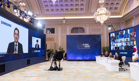 Le président Yoon Suk-yeol à l'écoute de Lee Jae-yong, le président de Samsung Electronics lors du Sommet de l'IA de Séoul (©bureau présidentiel de Corée du Sud).