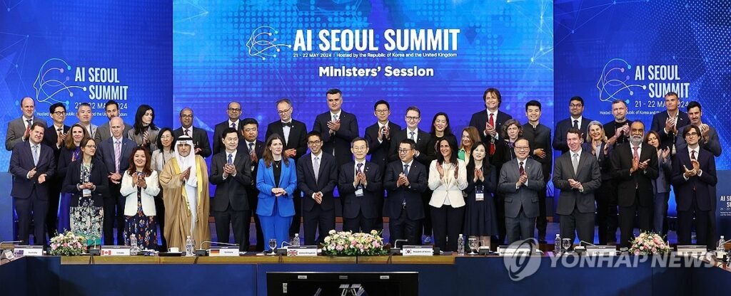 Photo de groupe lors de la session ministérielle du Sommet sur l'IA de Séoul, le 22 mai 2024 (©Yonhap).