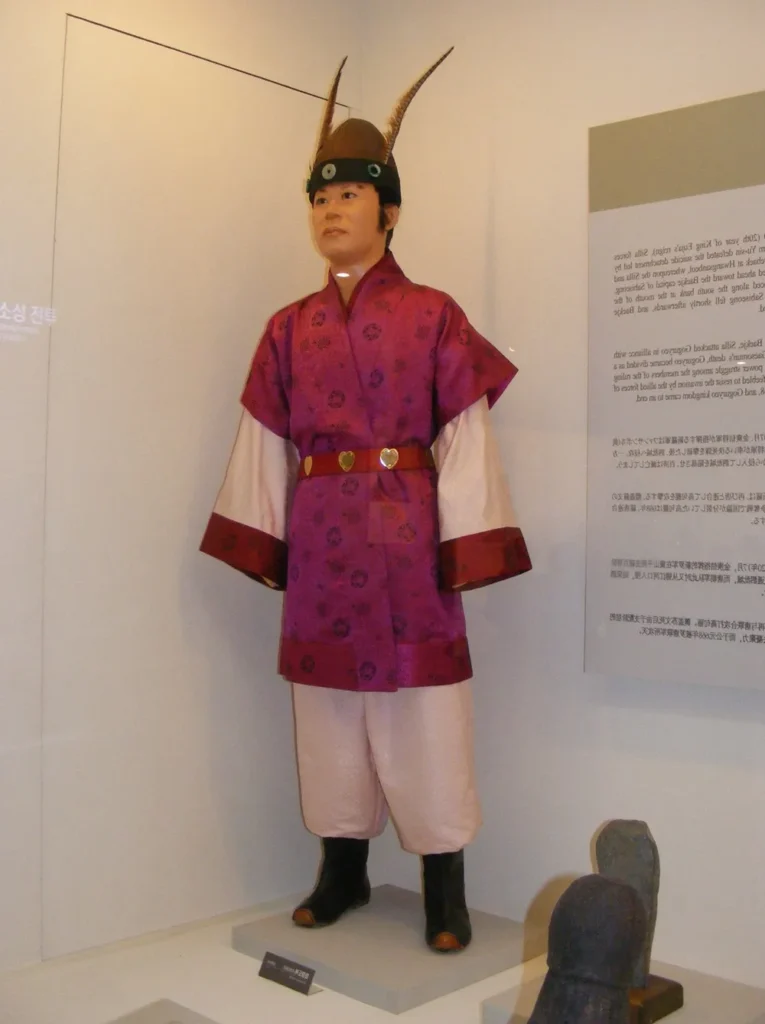 Représentation du costume des Hwarang de Silla basée sur des archives. Exposition au Monument aux morts de Corée.