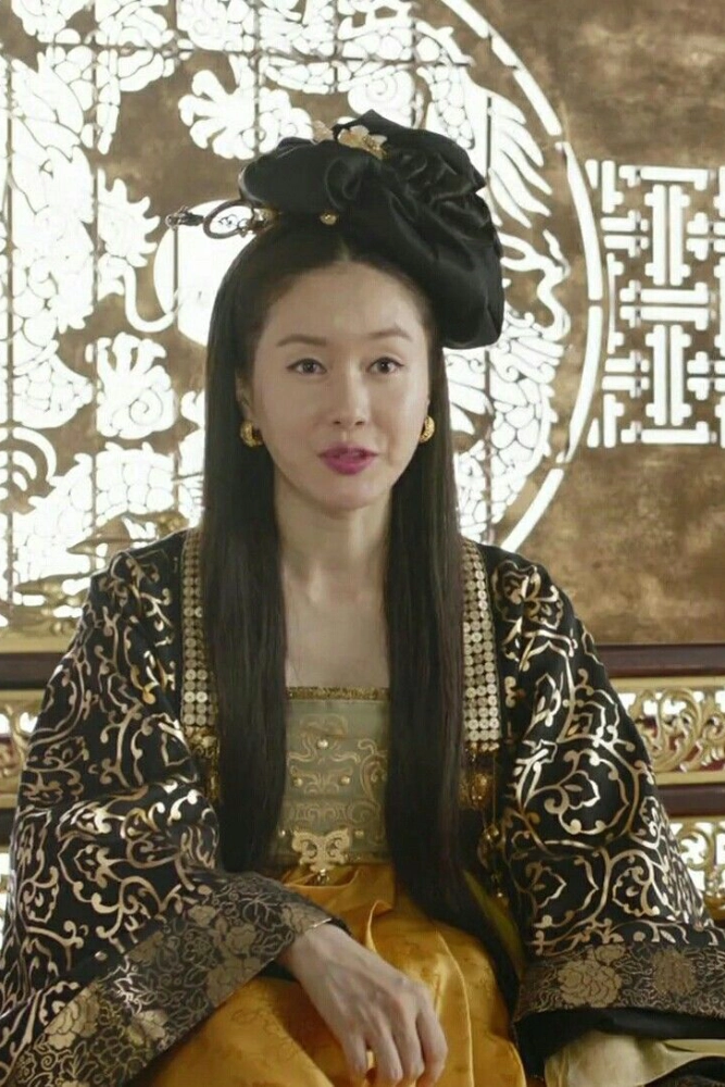 Kim Ji-Soo, dans le rôle de la reine mère Jiso de Silla.