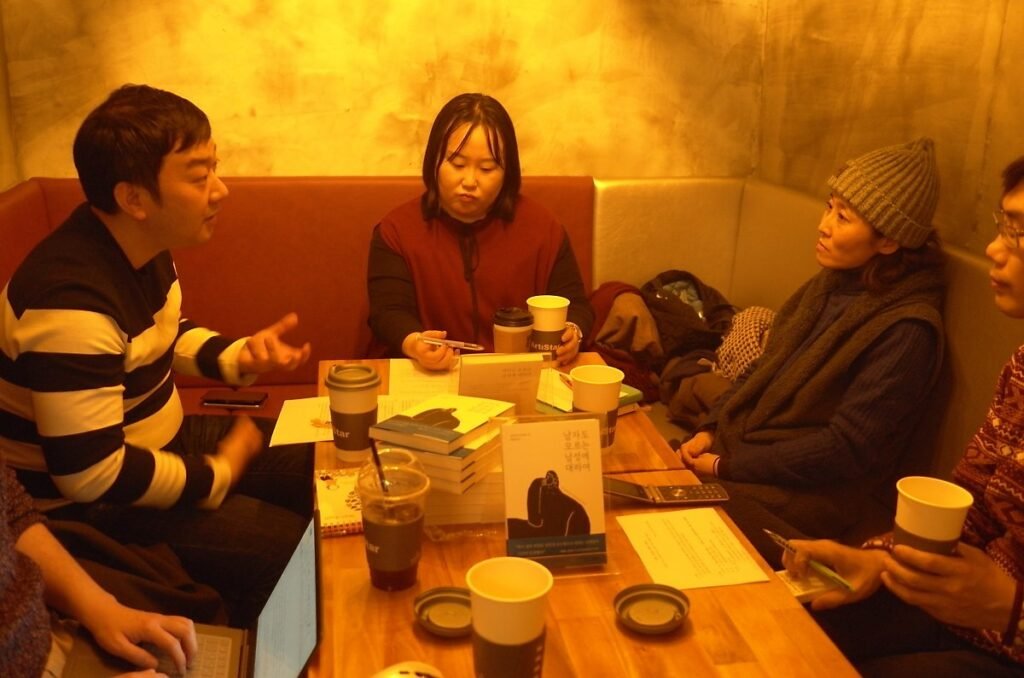 Lee Chung-min (gauche), Heo Yoon (centre) et Hong Jae-hee (droite) en conversation (©해성B).