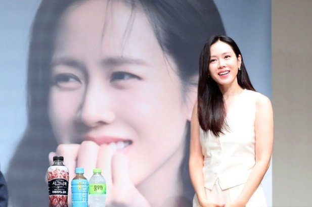 Son Ye-jin qui pose durant le BIFAN 2024 pour la rétrospective "One and Only Son Yejin"