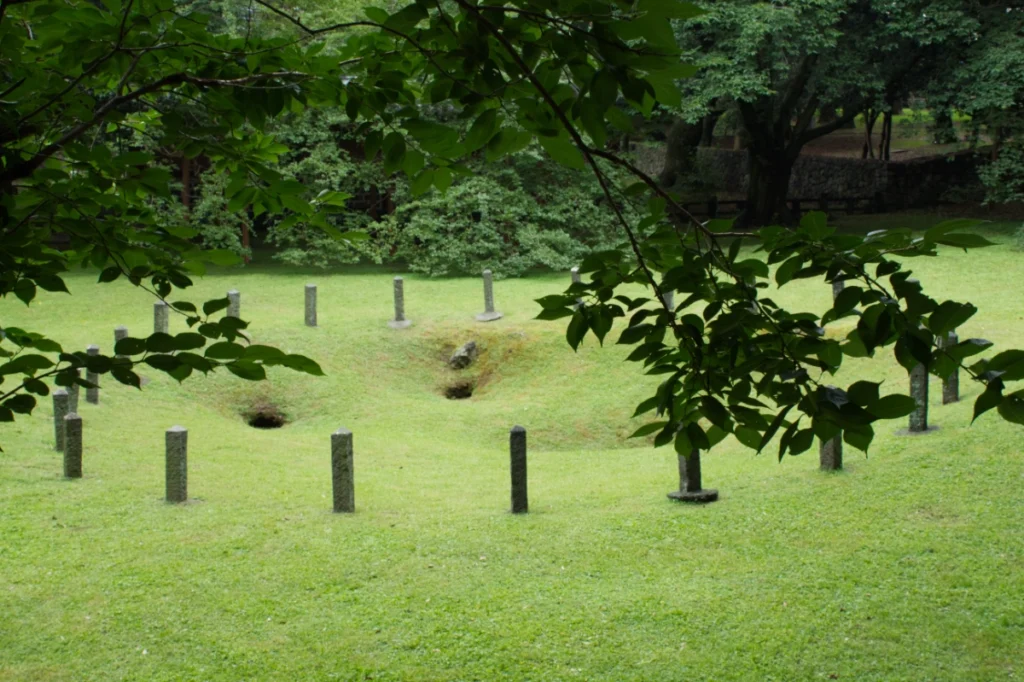 Les trois trous d'où sont sortis Yang, Go et Bu à l'origine des trois clans de Jeju (Samseonghyeol) (photo ©Nicolas Herole).