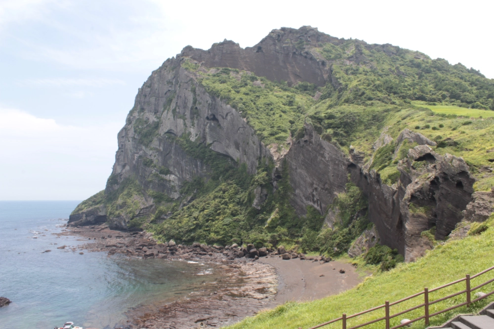Seongsan Ilchunbong de côté, île de Jeju (photo ©Nicolas Herole).