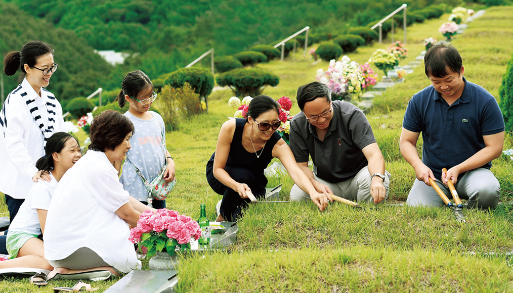 Beolcho, nettoyage des tombes pour Chuseok (©코리아나).