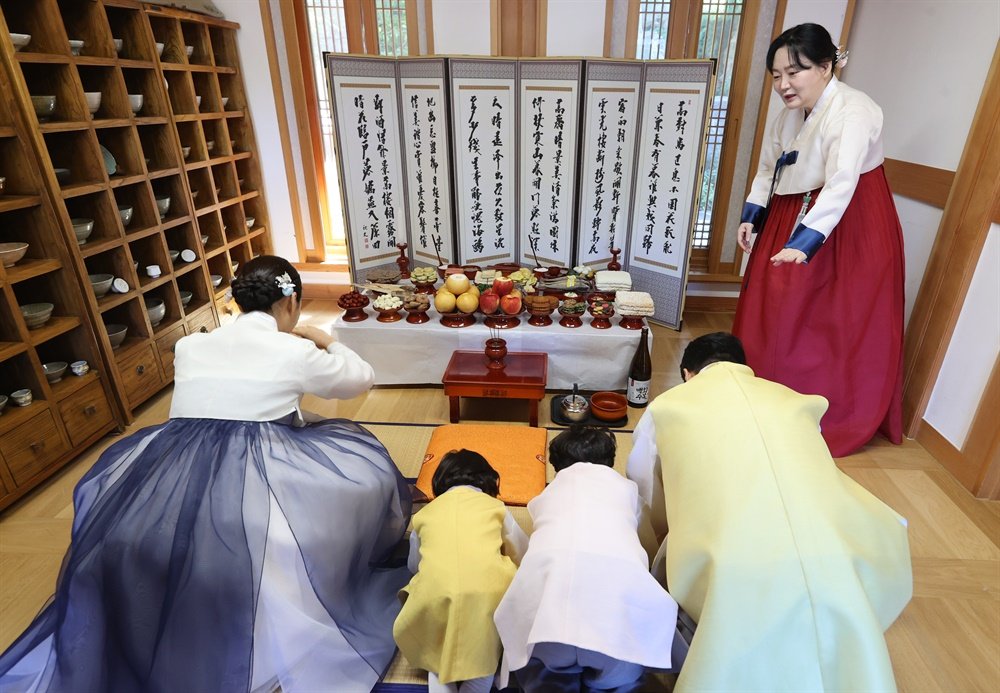 Présentation de la table des rites ancestraux traditionnels et les rites cérémoniaux avec des modèles par Cho Yoon-joo, directeur de la promotion de l'expérience Food Master à la Korea Agro-Fisheries & Food Trade Corporation (©Yonhap News).