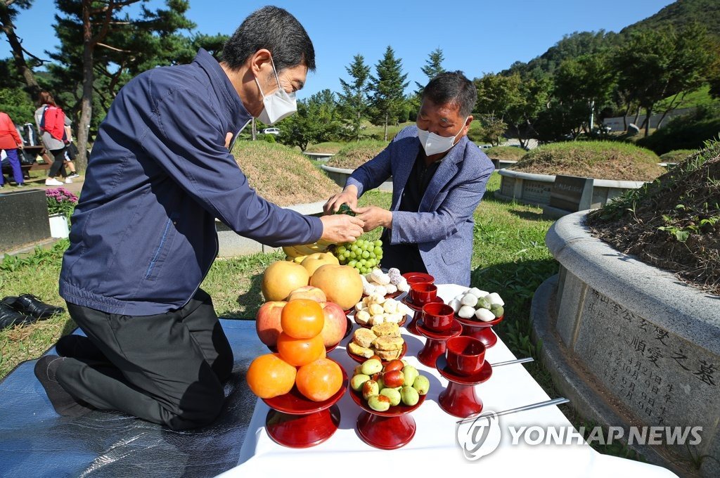 Seongmyo hommage aux ancêtres sur leurs tombes en Corée pour Chuseok (©Yonhap News).