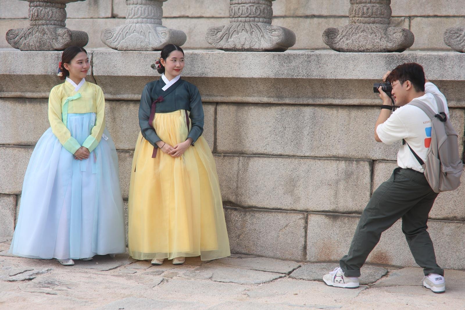 Sud-coréennes habillées en hanbok se font photographiées (©Sylvain Colas).