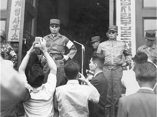 Chang Do-Yong (au centre à gauche) et Park Chung-Hee (au centre à droite) le 20 mai, quatre jours après le coup (KBS/Wikipedia).