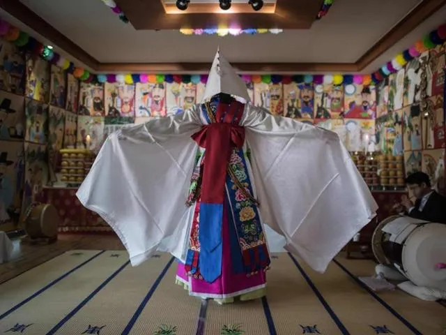 Une mudang en plein rituel gut (Namu Wiki).